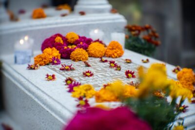 Toussaint 2026 : fleurir et entretenir une tombe, ce que permet le règlement du cimetière