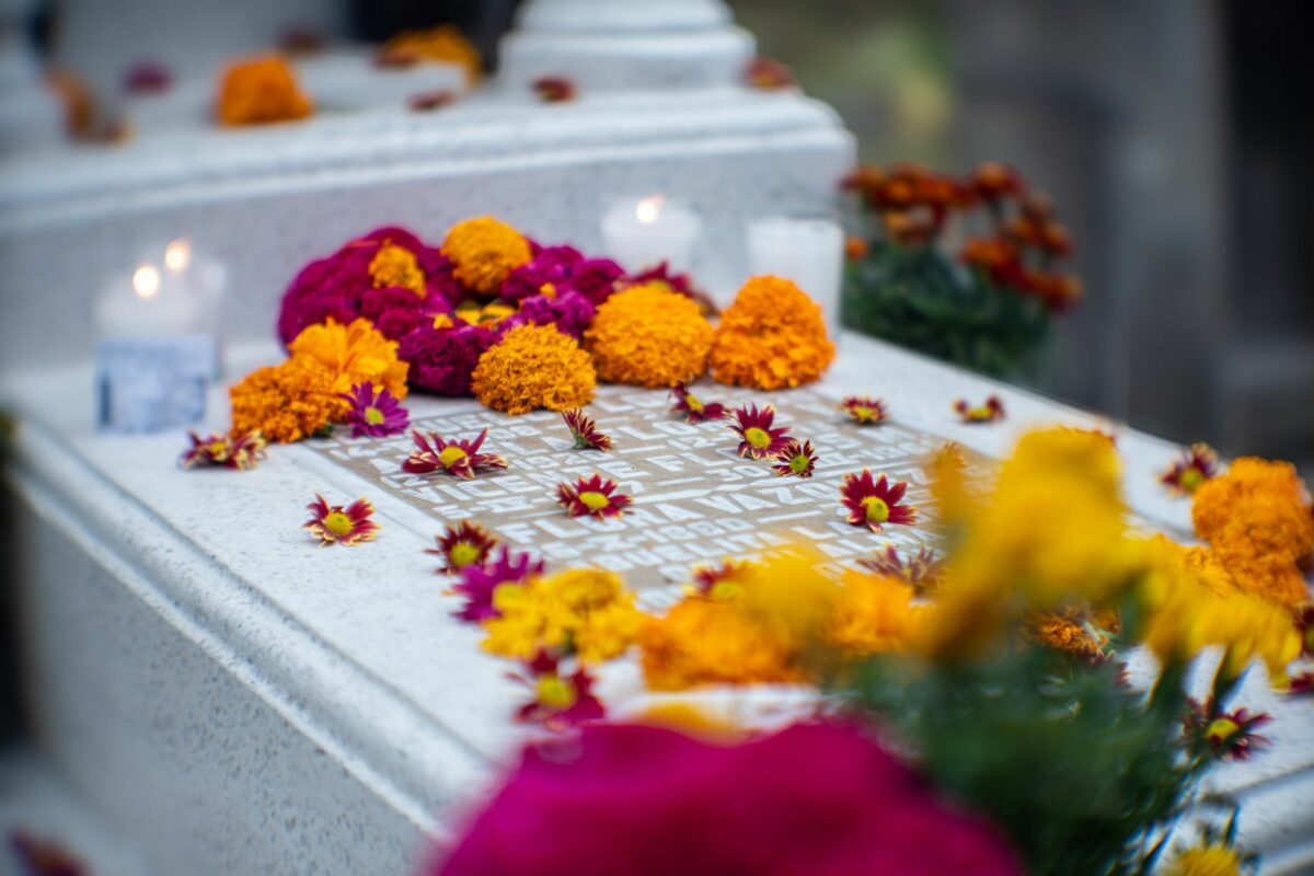 Toussaint 2026 : fleurir et entretenir une tombe, ce que permet le règlement du cimetière